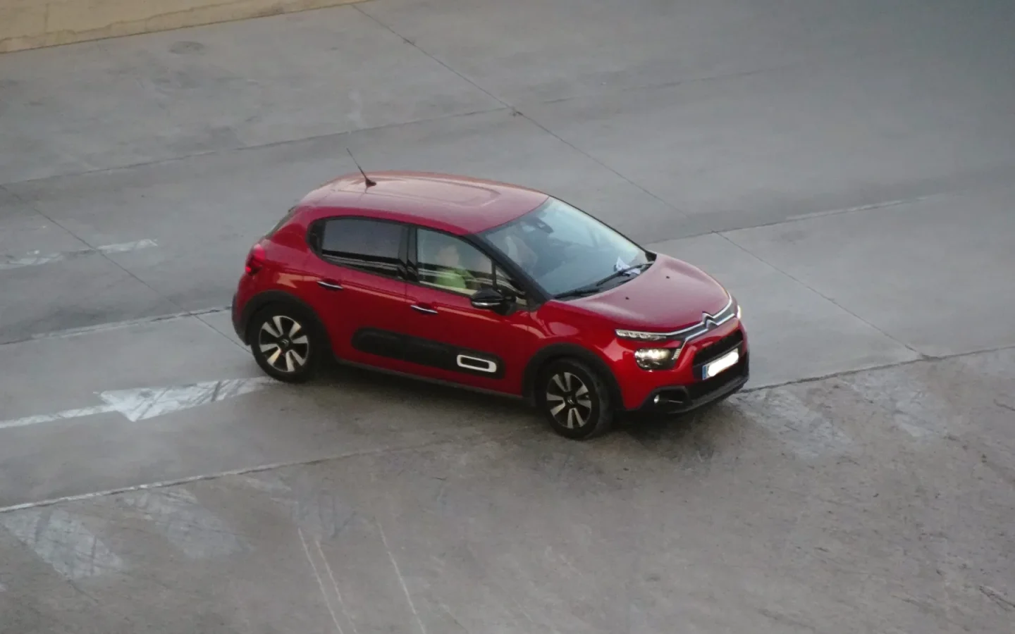 Citroën C3 de quatrième génération gris clair vue de trois quarts avant
