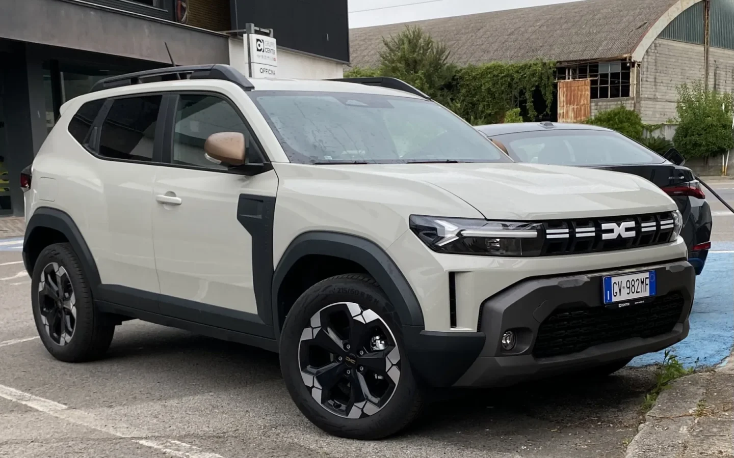 Dacia Duster de troisième génération blanc vu de trois quarts avant