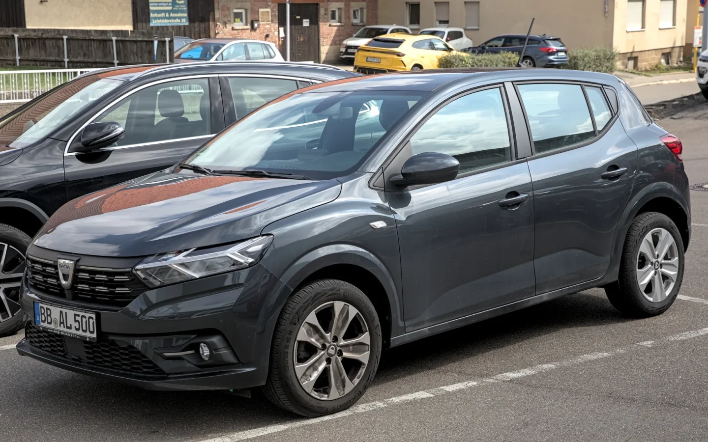 Dacia Sandero de troisième génération gris foncé vue de trois quarts avant