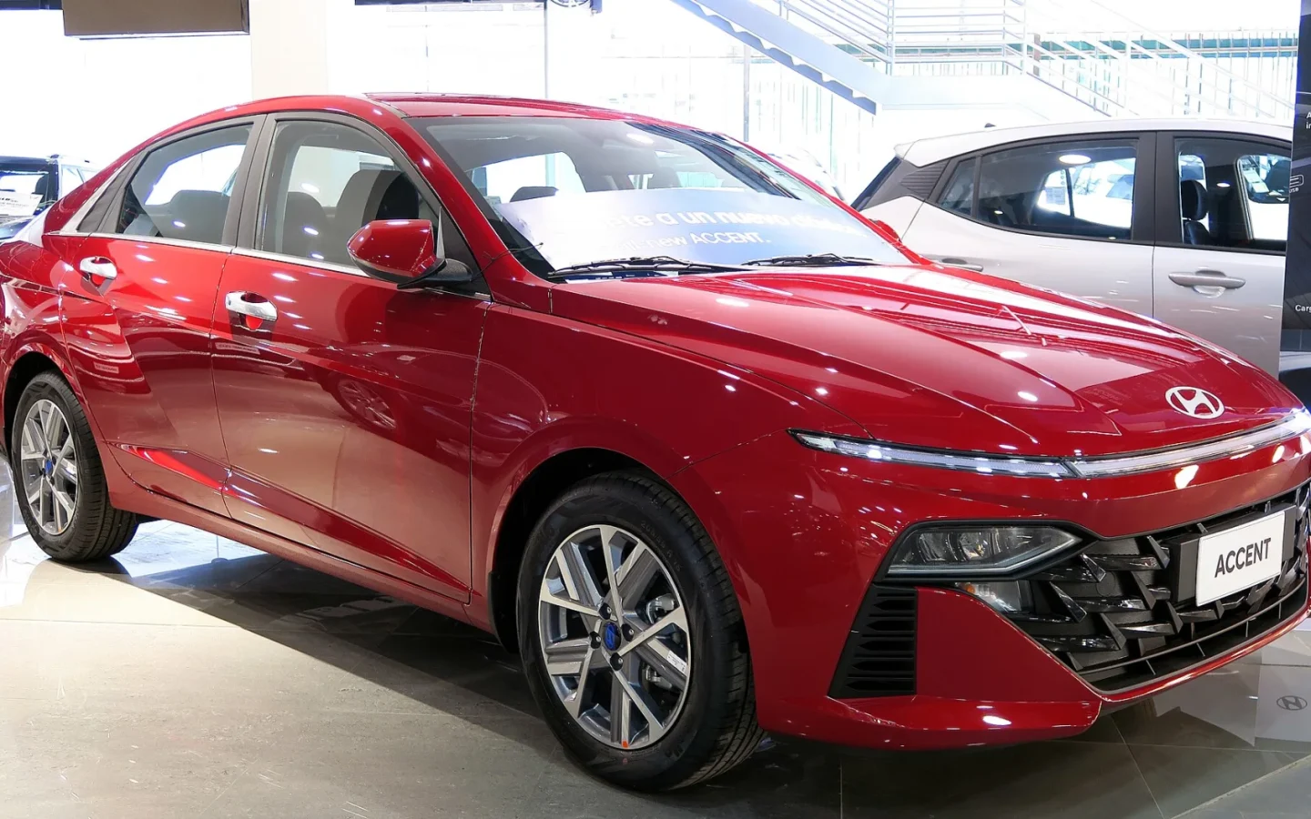 Hyundai ACCENT rouge de génération récente vue de trois quarts avant