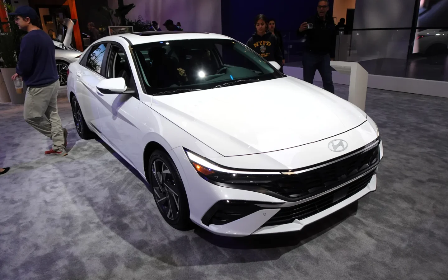 Hyundai ELANTRA Hybrid blanche vue de trois quarts avant