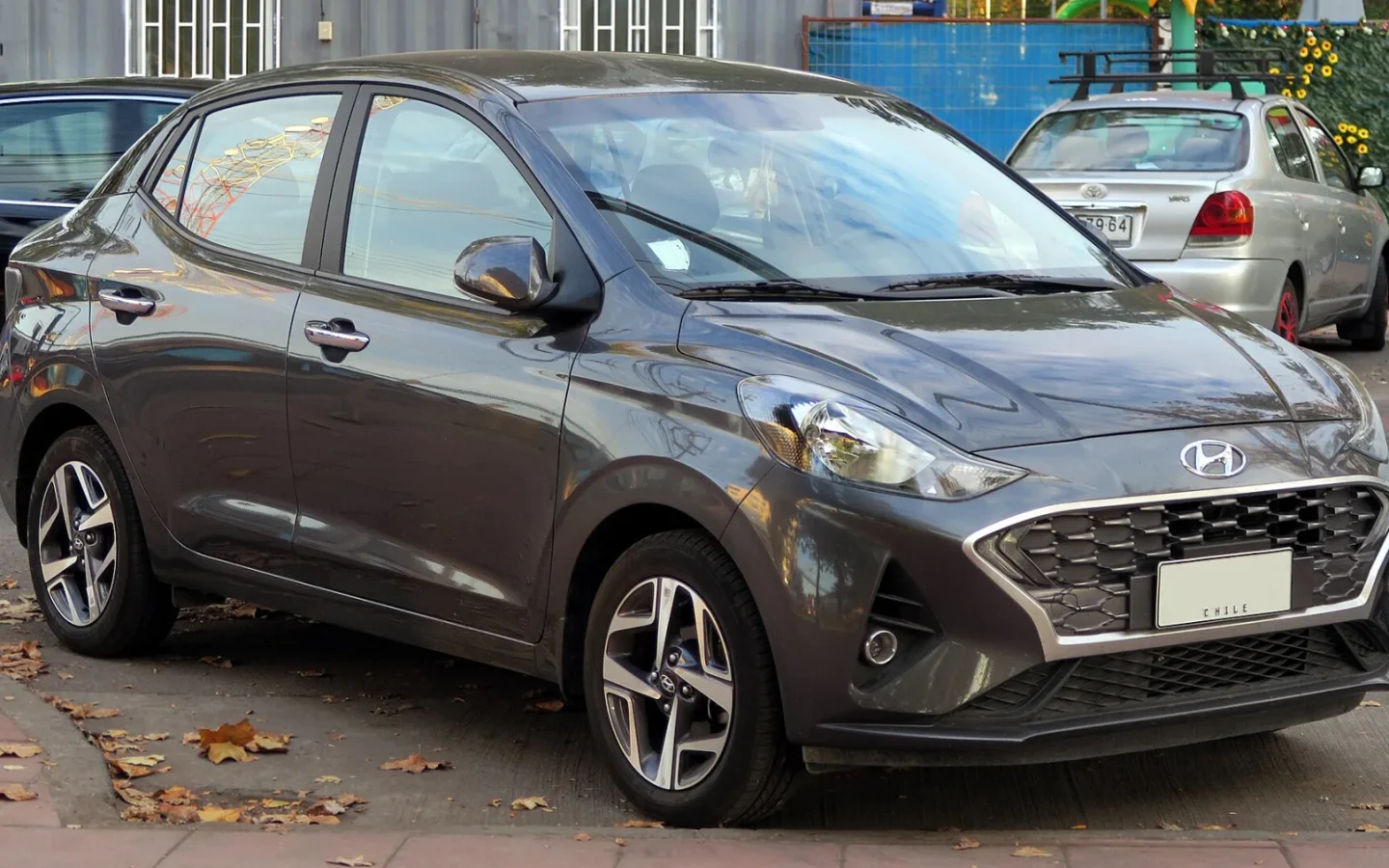 Hyundai Grand i10 Sedan rouge vue de profil et de trois quarts avant
