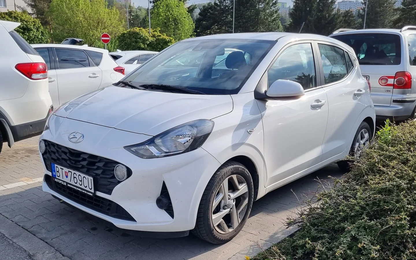 Hyundai i10 blanche de troisième génération vue de trois quarts avant