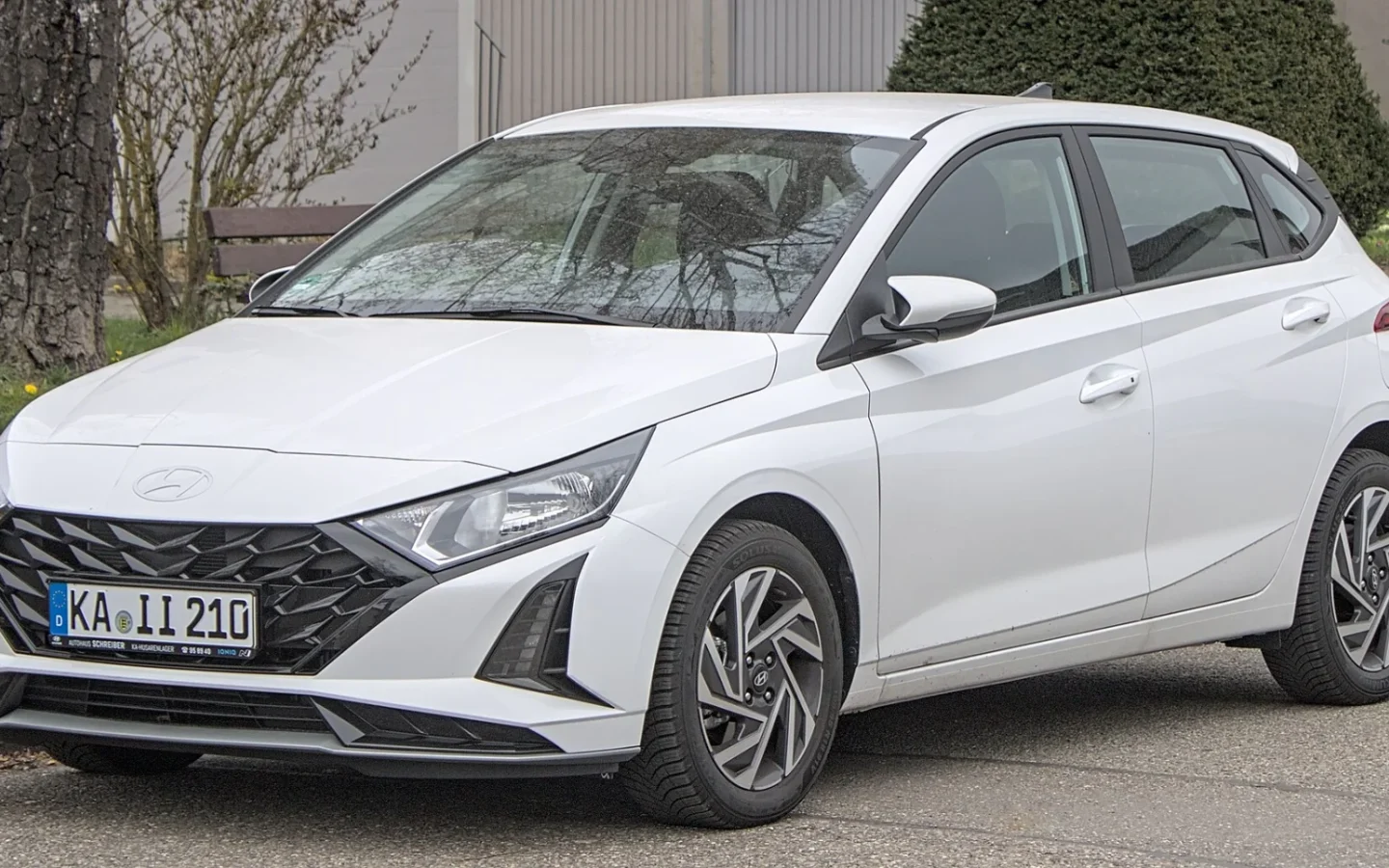 Hyundai i20 restylée blanche vue de trois quarts avant