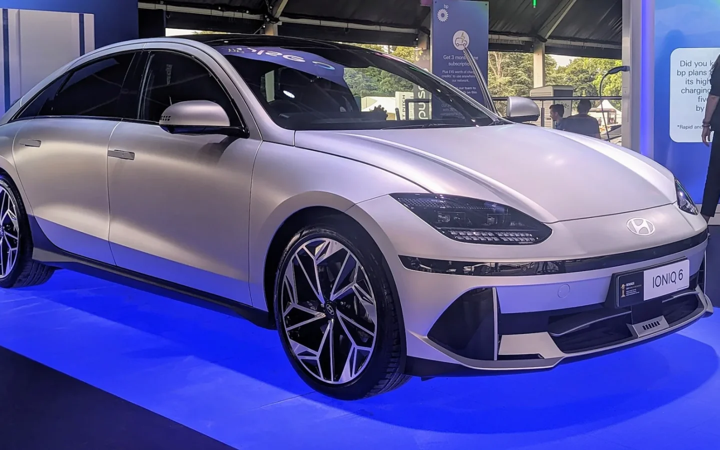 Hyundai IONIQ 6 grise vue de trois quarts avant