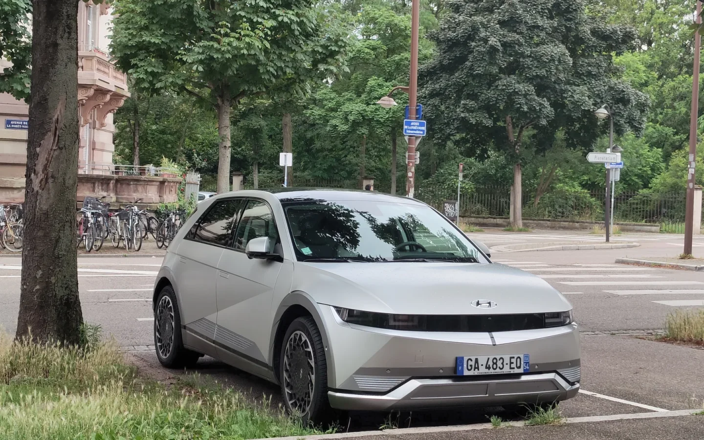 Hyundai IONIQ 5 grise vue de trois quarts avant