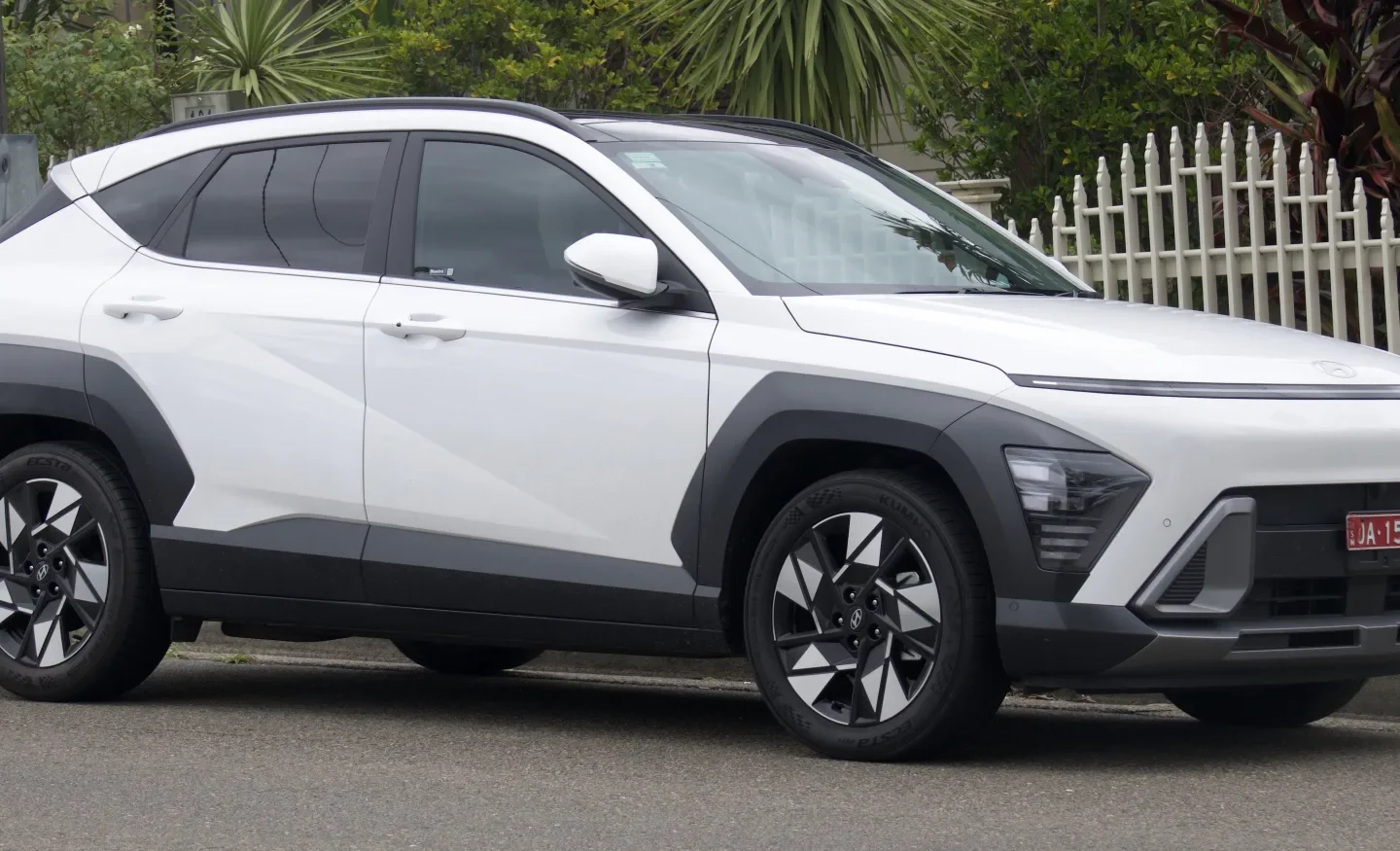 Hyundai KONA Hybrid blanc vu de trois quarts avant