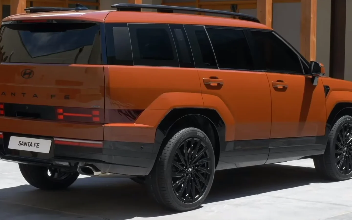 Hyundai Santa Fe MX5 orange vu de trois quarts arrière