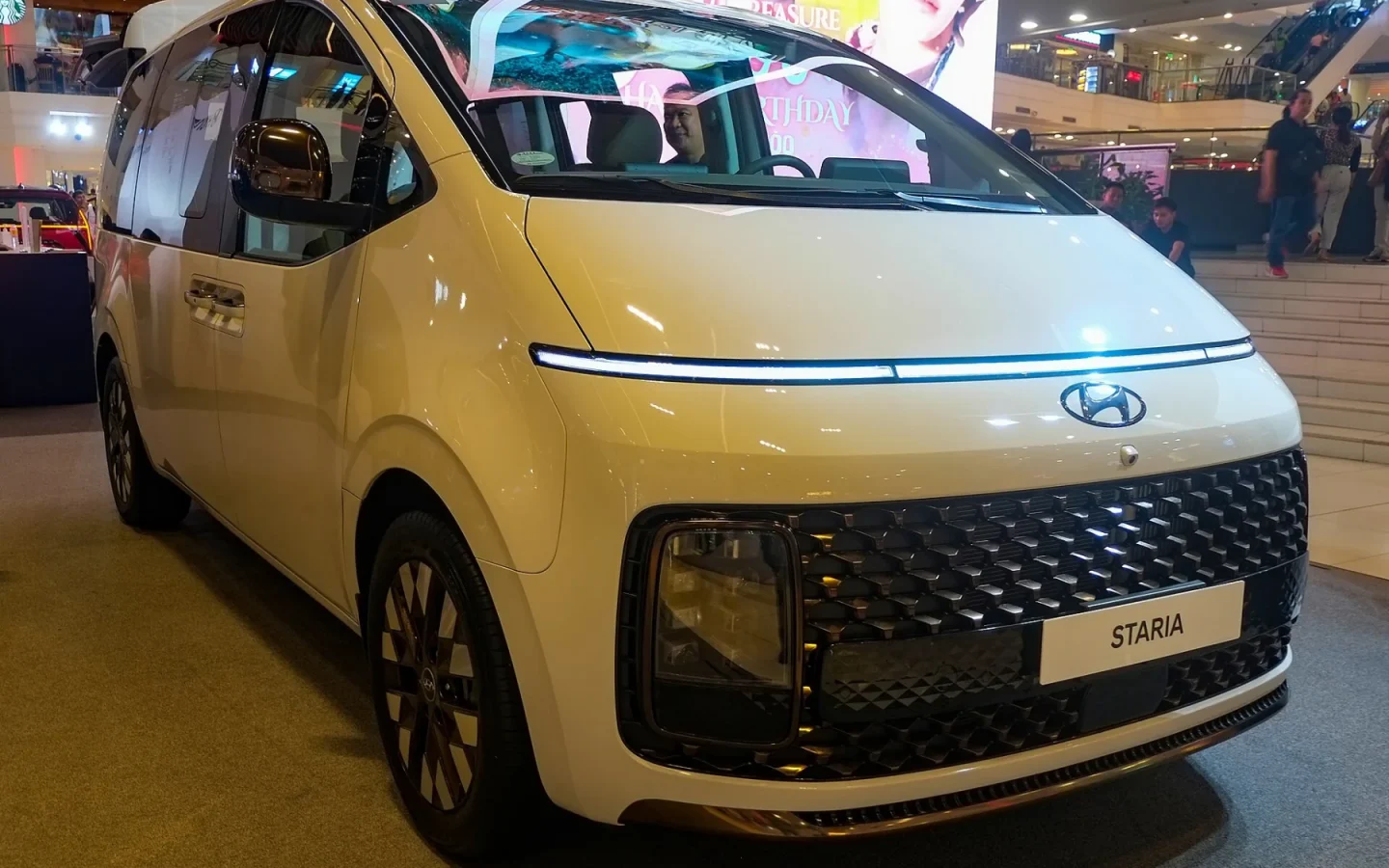 Hyundai STARIA blanche vue de face et de trois quarts