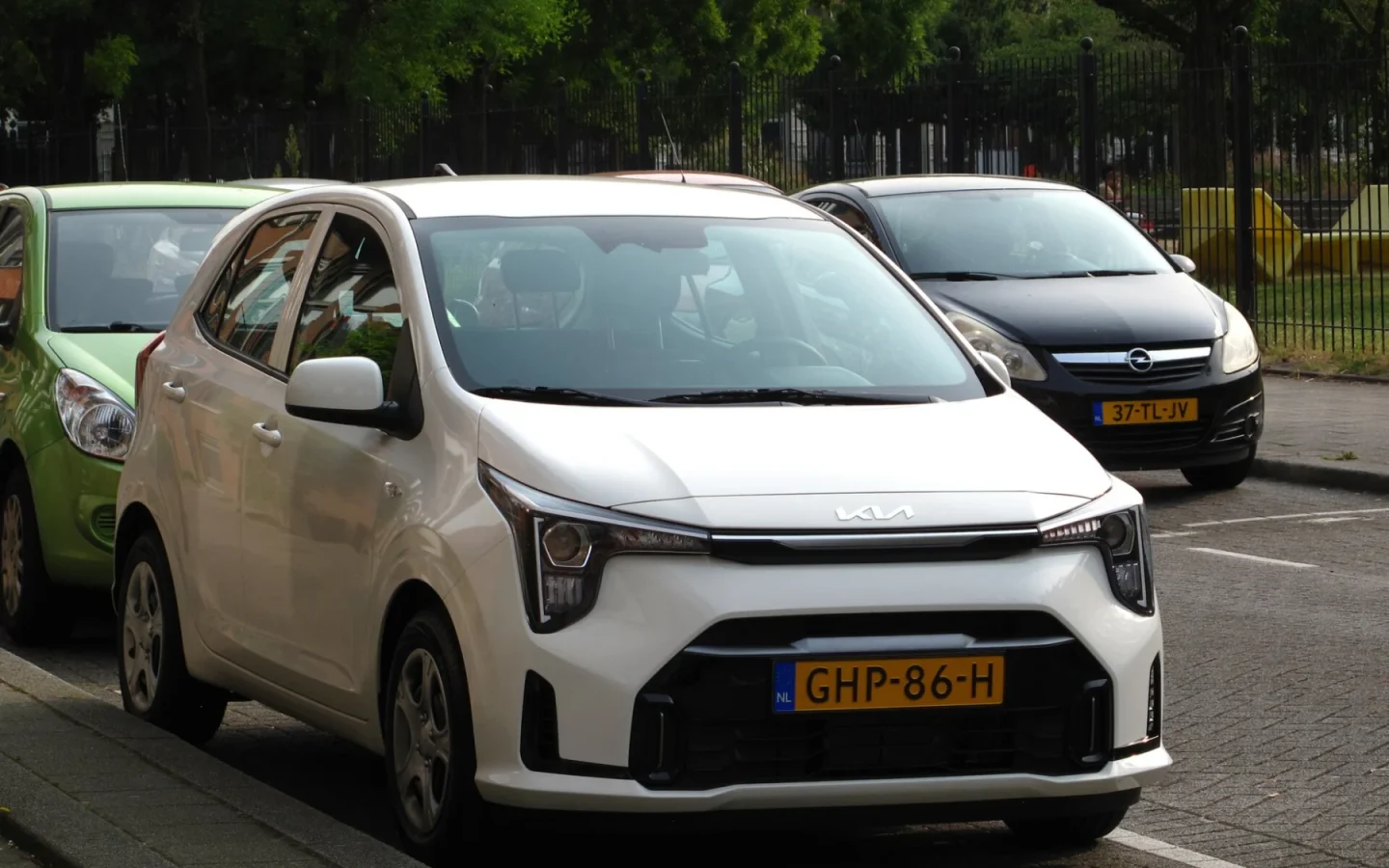 Kia Picanto 2024 blanche vue de trois quarts avant