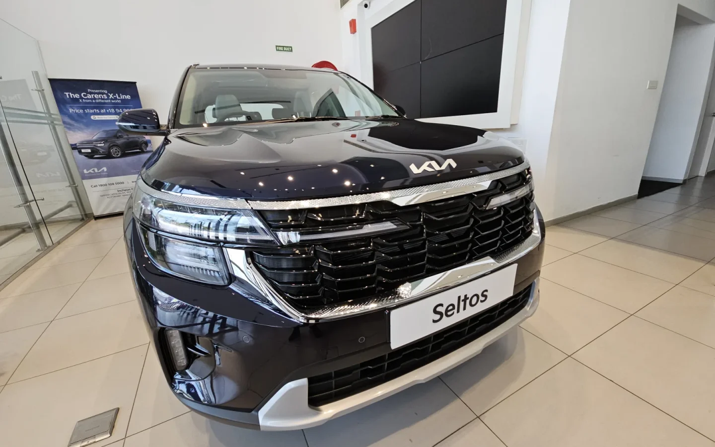 Kia Seltos 2024 gris foncé vue de trois quarts avant