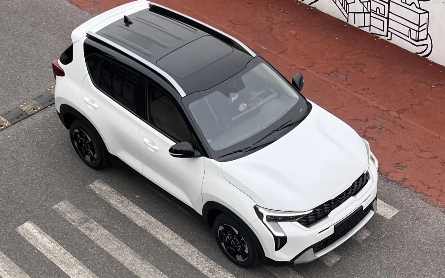 Kia Sonet blanche vue en plongée de trois quarts avant
