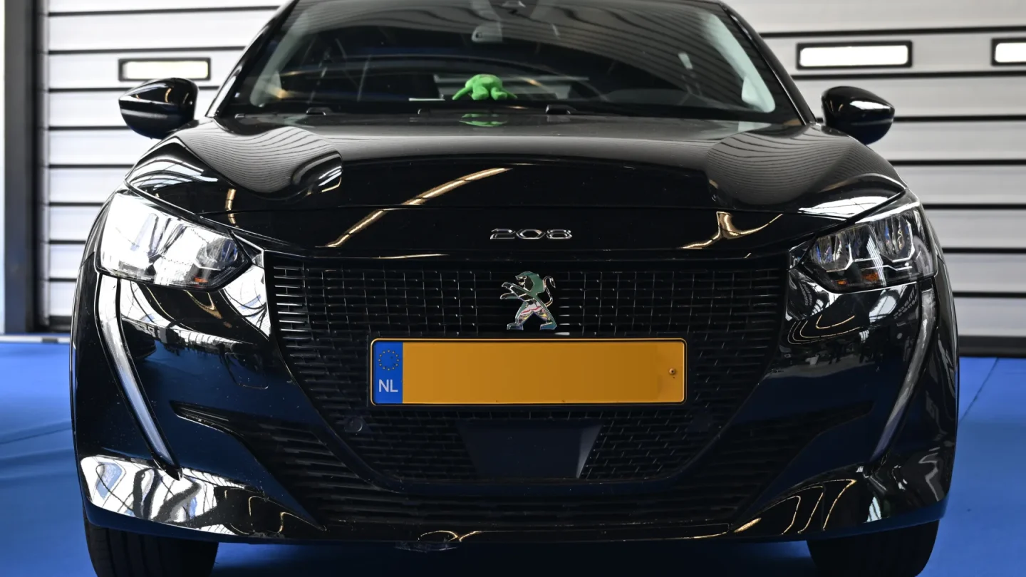 Peugeot 208 noire de deuxième génération vue de face