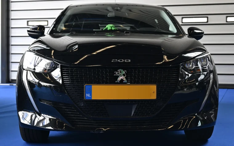 Peugeot 208 noire de deuxième génération vue de face