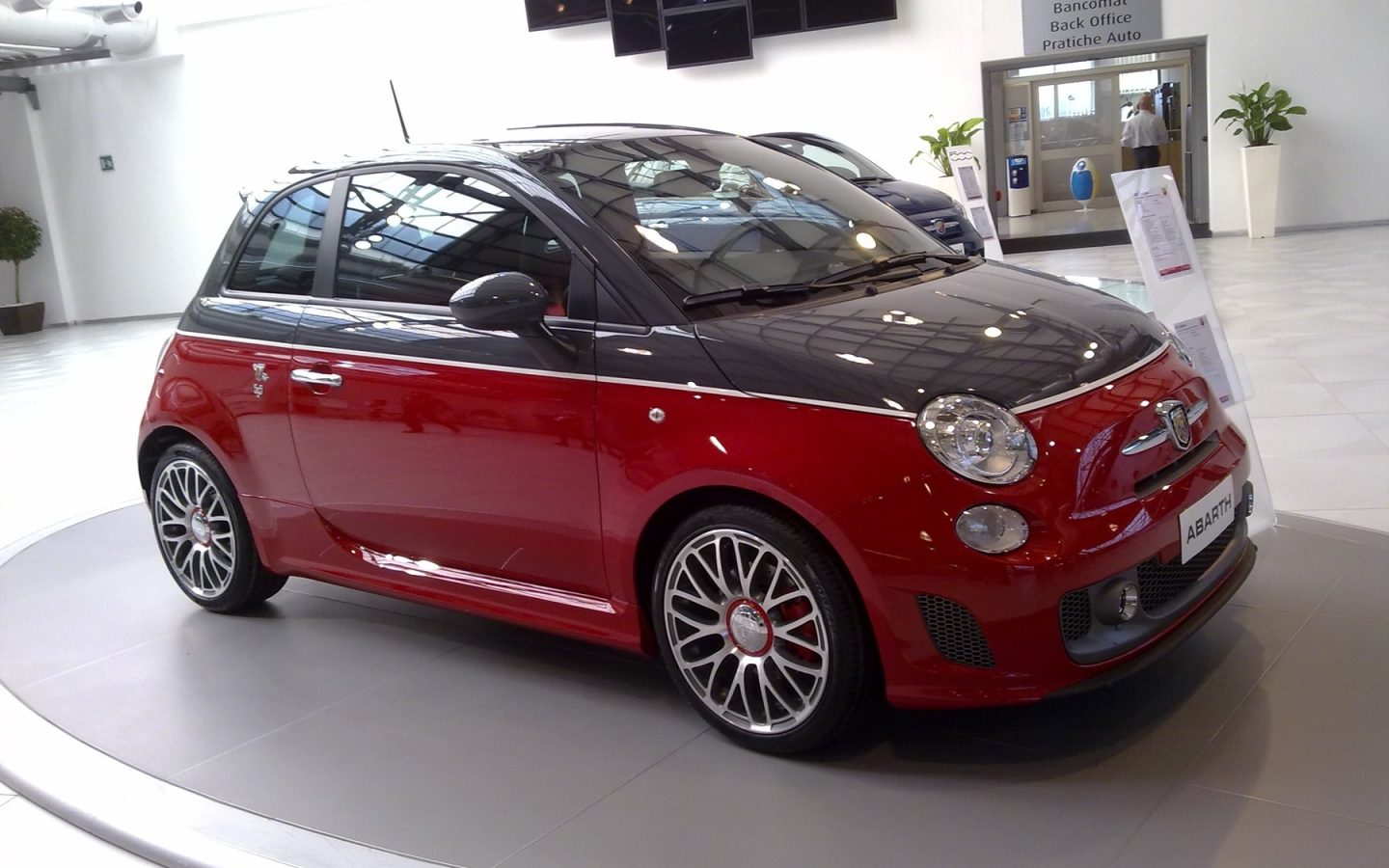 Abarth 595 Turismo rouge et noire vue de trois quarts avant ; configuration étrangère non contractuelle