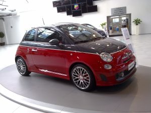 Abarth 595 Turismo rouge et noire vue de trois quarts avant ; configuration étrangère non contractuelle
