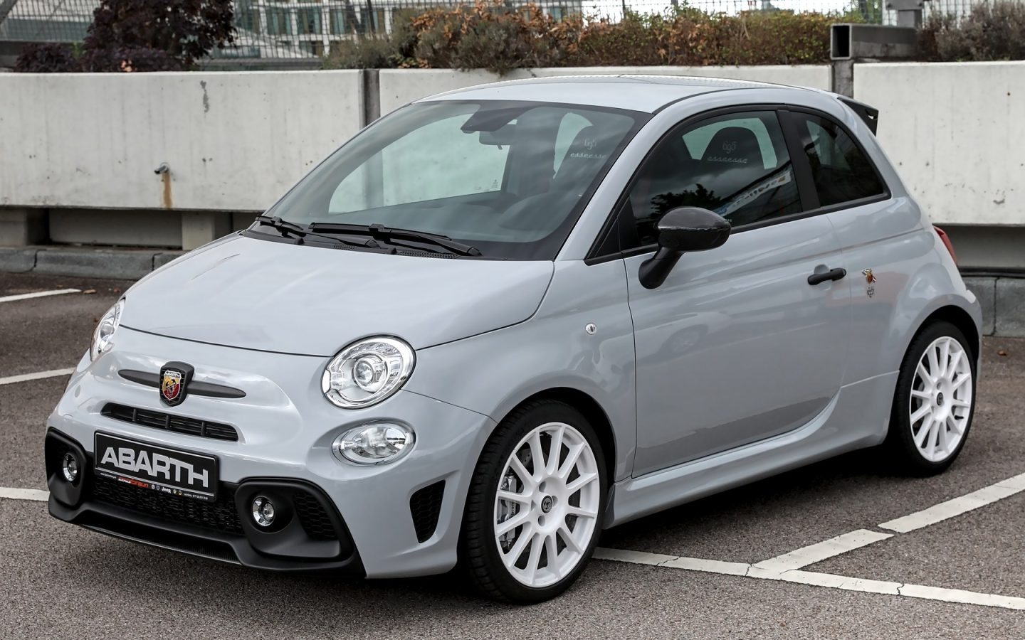Abarth 695 Esseesse grise vue de trois quarts avant ; configuration étrangère non contractuelle