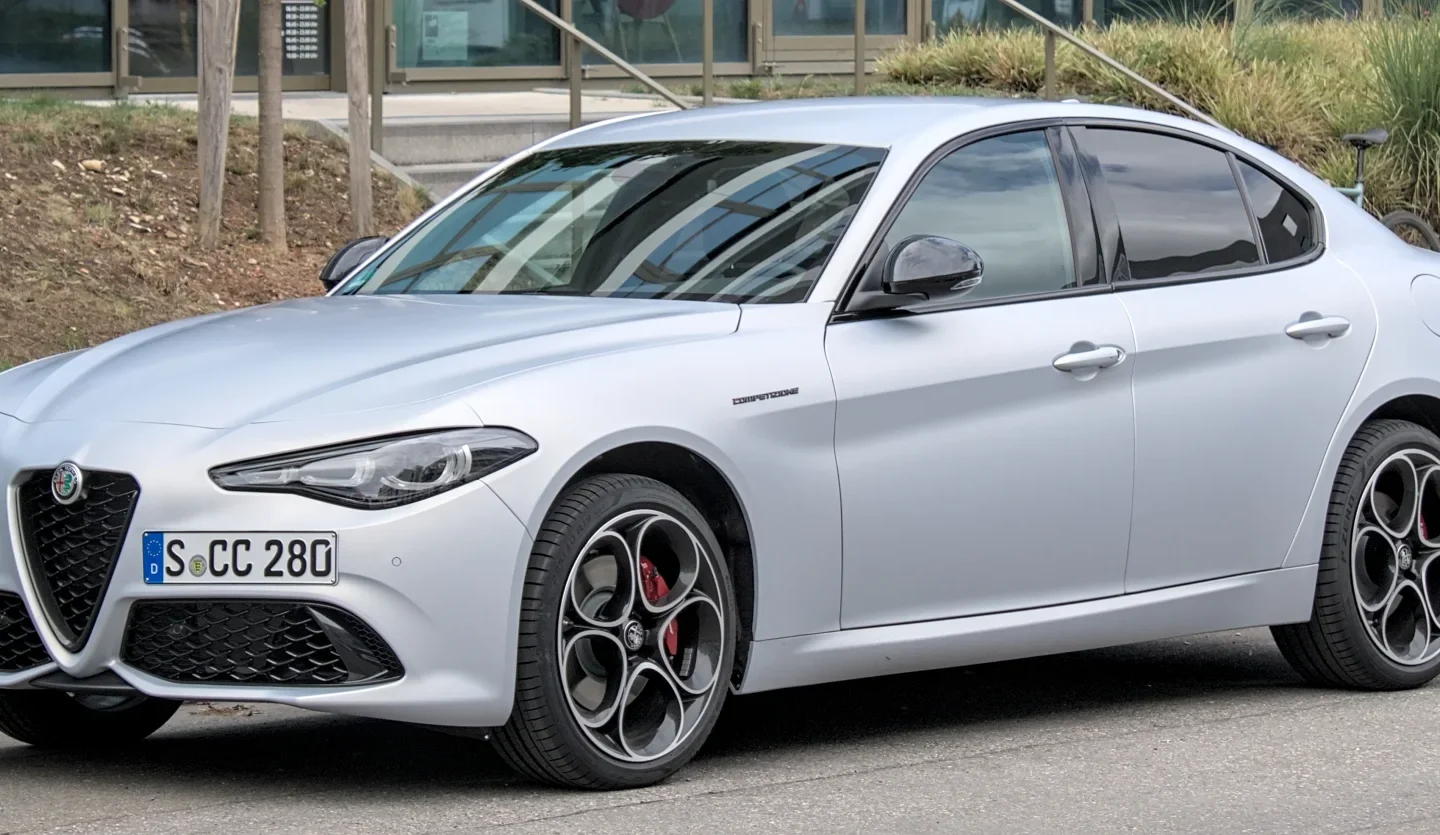 Alfa Romeo Giulia restylée grise vue de trois quarts avant ; configuration étrangère non contractuelle