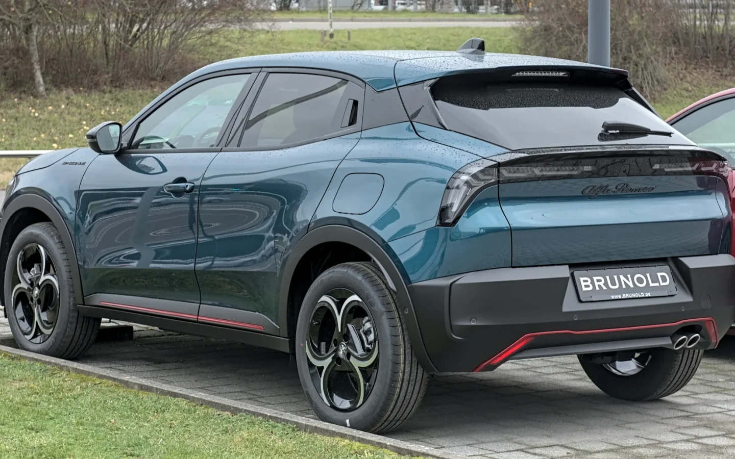 Alfa Romeo Junior Ibrida bleue vue de trois quarts arrière ; configuration étrangère non contractuelle