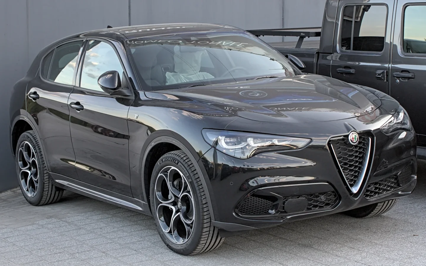 Alfa Romeo Stelvio restylé noir vu de trois quarts avant ; configuration étrangère non contractuelle