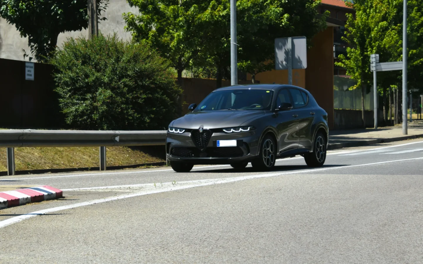 Alfa Romeo Tonale 2024 gris foncé en circulation ; configuration étrangère non contractuelle