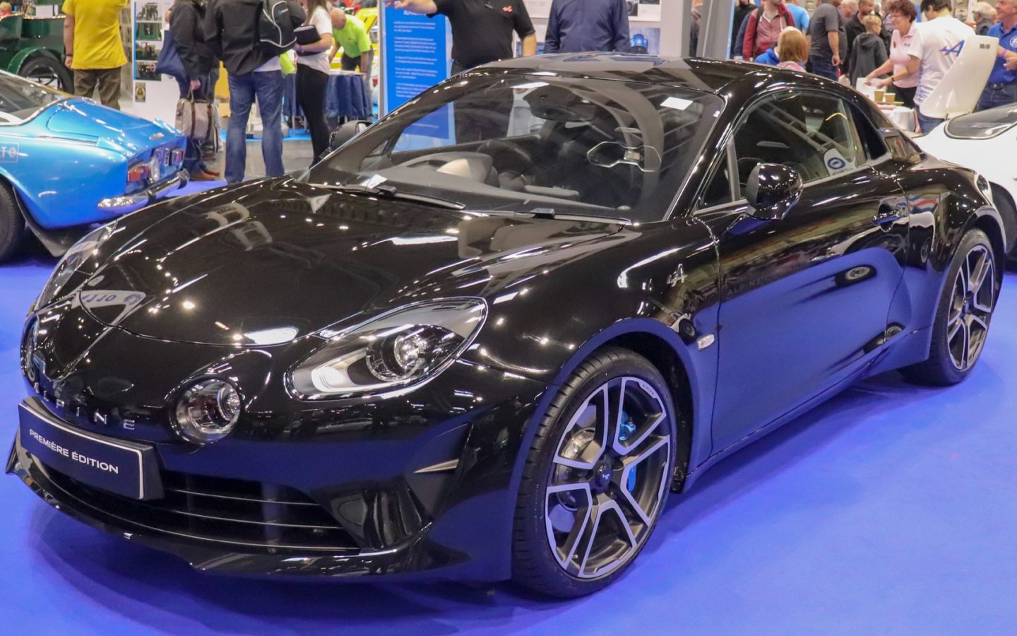 Alpine A110 noire de 2018 vue de trois quarts avant dans un salon automobile ; illustration européenne non contractuelle