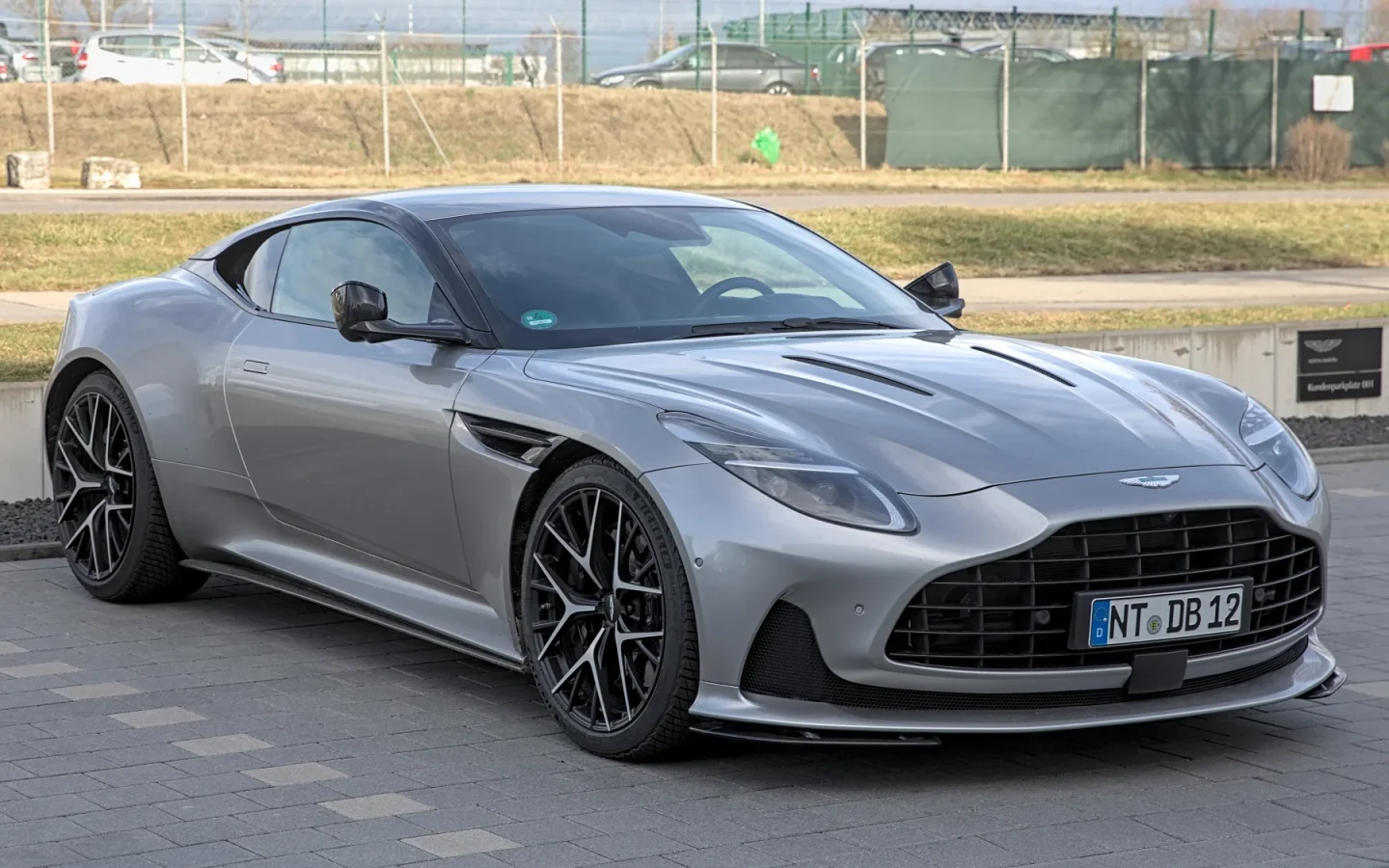 Aston Martin DB12 grise vue de trois quarts avant ; configuration étrangère non contractuelle