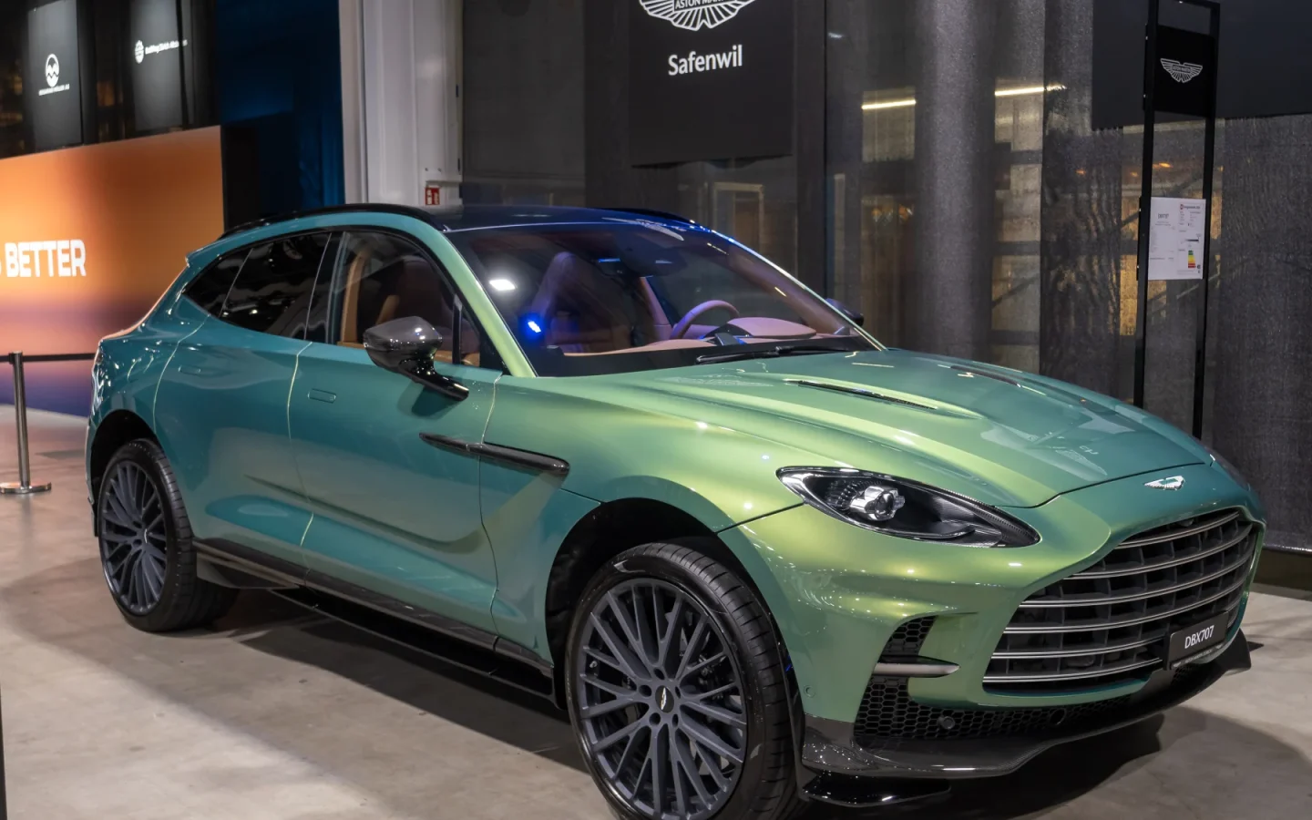 Aston Martin DBX707 verte vue de trois quarts avant en exposition ; configuration étrangère non contractuelle