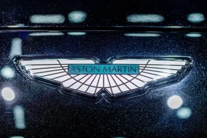 Badge ailé Aston Martin photographié sur une carrosserie sombre