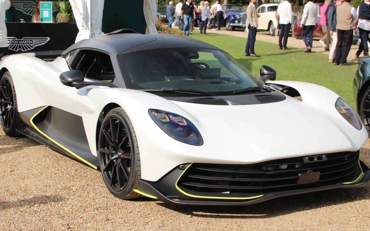 Aston Martin Valhalla 2025 blanche vue de trois quarts avant ; configuration étrangère non contractuelle