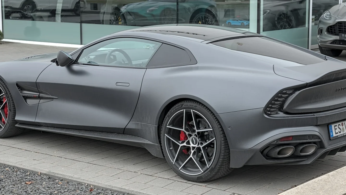 Aston Martin Vanquish 2024 grise vue arrière trois quarts ; configuration étrangère non contractuelle