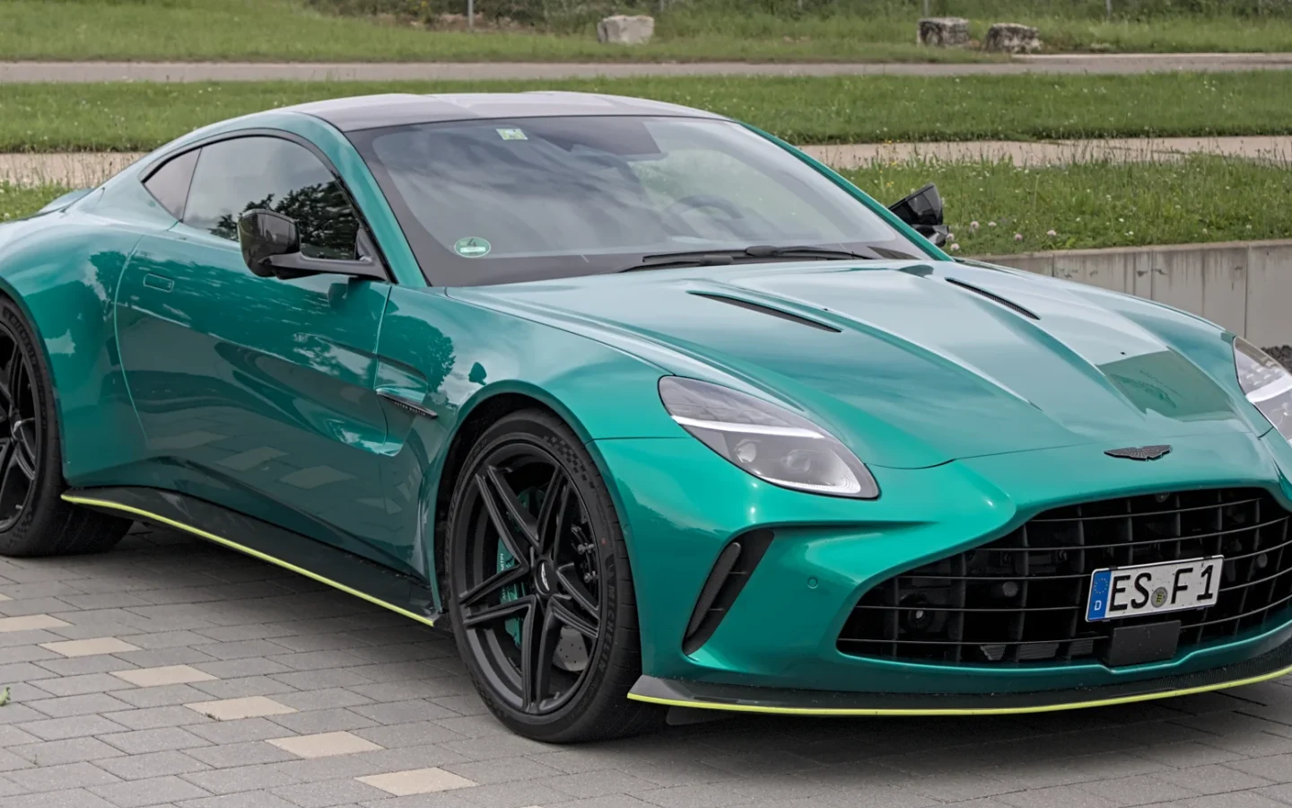 Aston Martin Vantage 2024 verte vue de trois quarts avant ; configuration étrangère non contractuelle