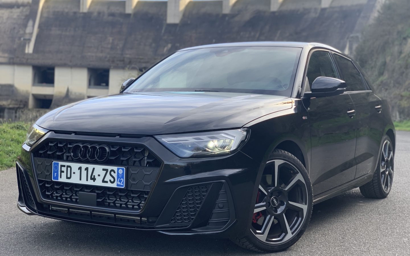 Audi A1 Sportback GB noire vue de trois quarts avant en France ; configuration européenne non contractuelle