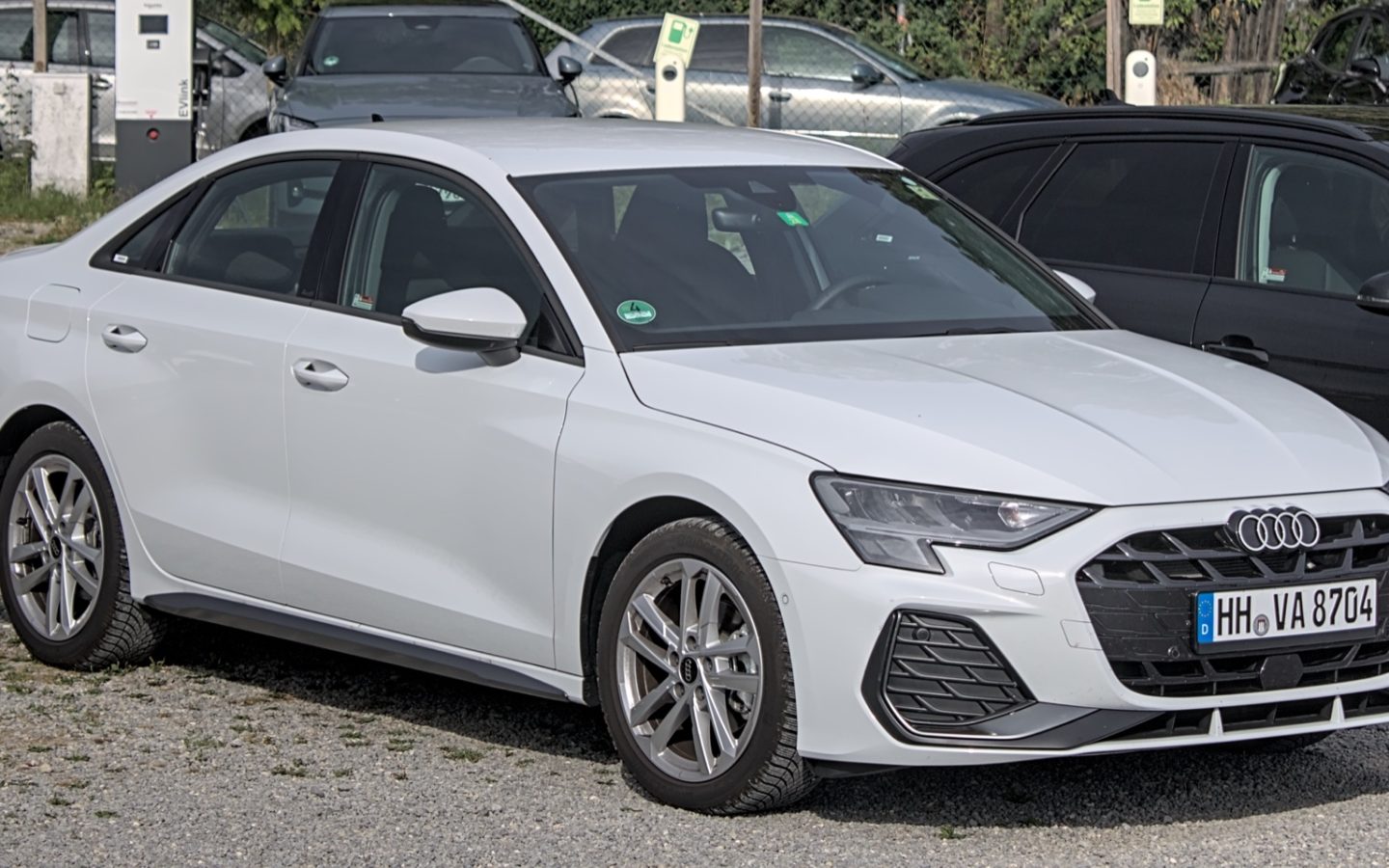 Audi A3 Berline 8Y blanche de 2024 vue de trois quarts avant ; configuration européenne non contractuelle