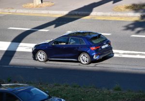 Audi A3 Sportback 35 TFSI de 2024 vue de trois quarts avant ; illustration européenne non contractuelle