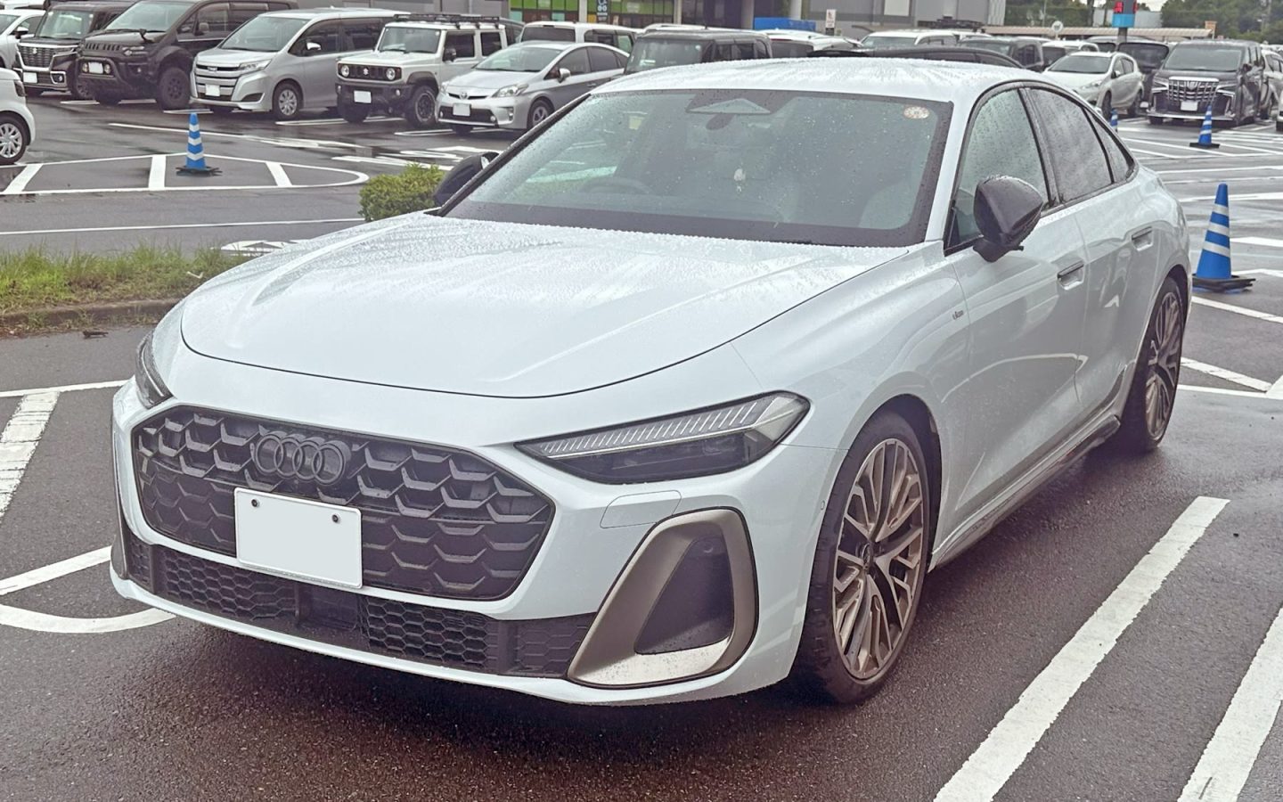 Audi A5 B10 blanche vue de trois quarts avant ; configuration européenne non contractuelle