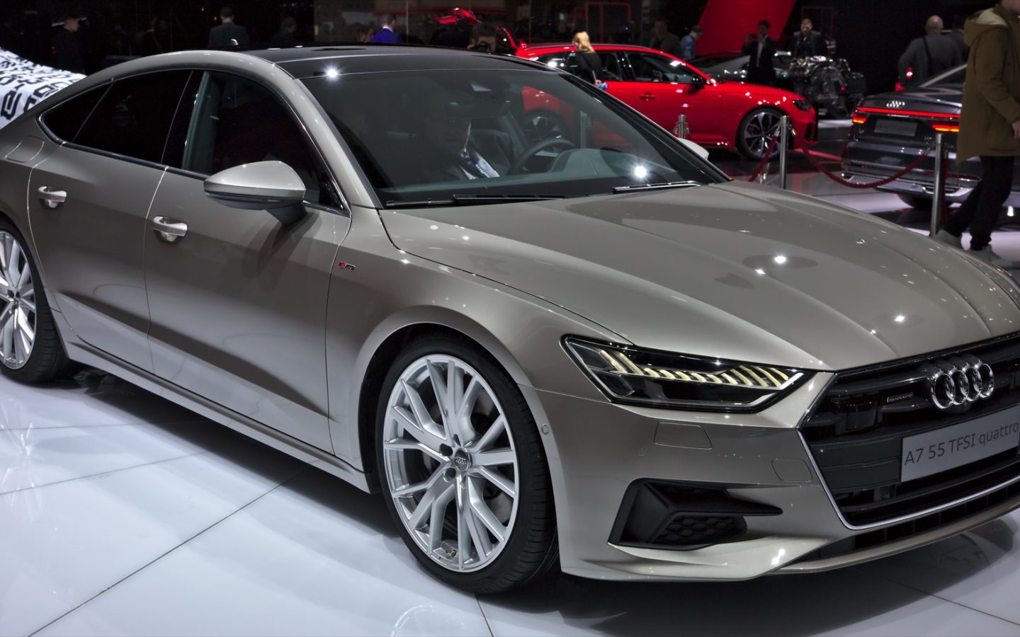 Audi A7 Sportback C8 grise exposée au salon de Genève 2018 ; configuration européenne non contractuelle