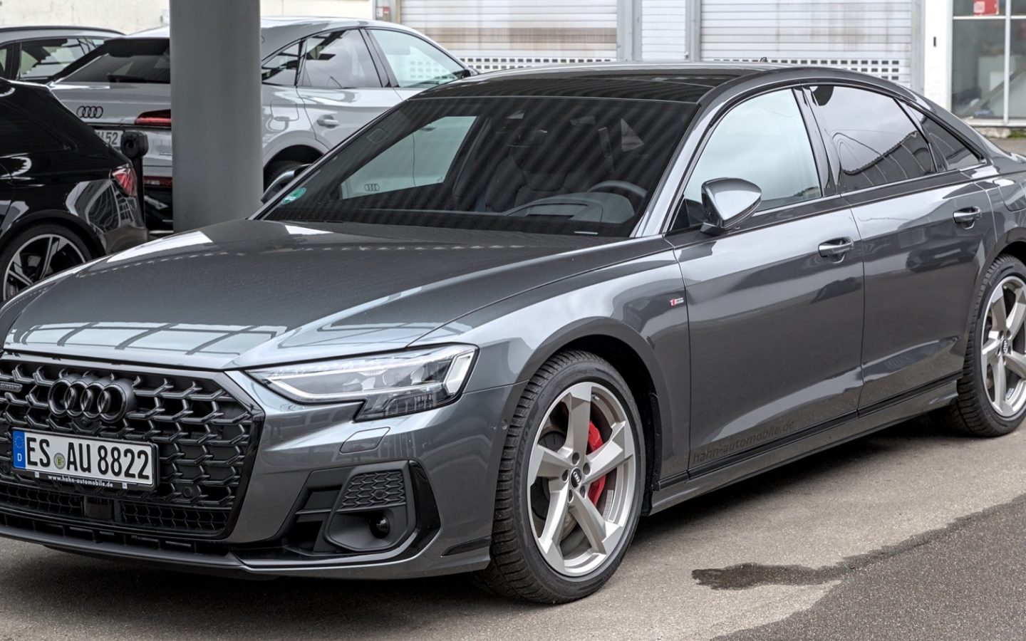Audi A8 D5 grise vue de trois quarts avant en Allemagne ; configuration européenne non contractuelle