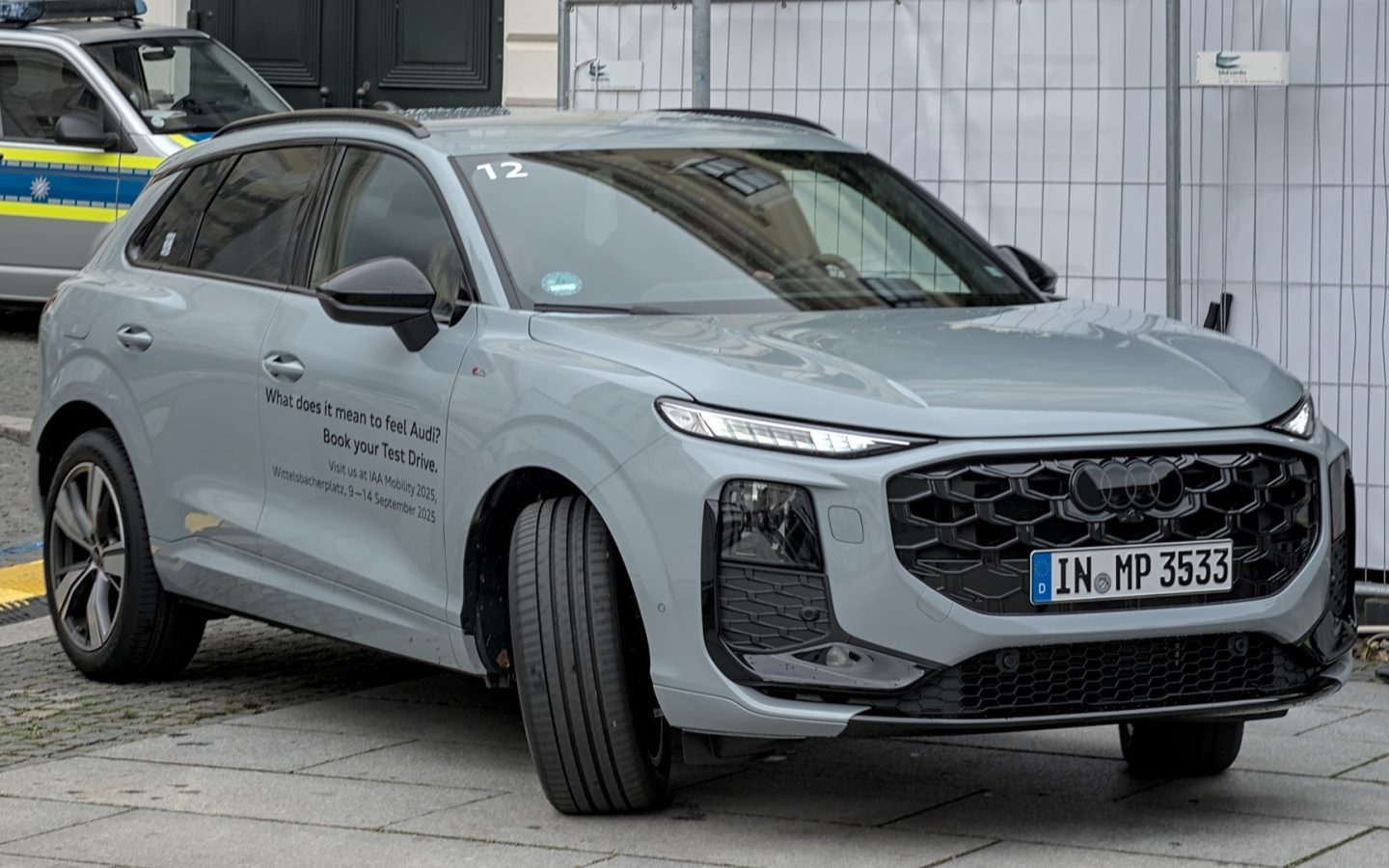 Audi Q3 FJ gris vu de trois quarts avant à l'IAA 2025 ; configuration européenne non contractuelle