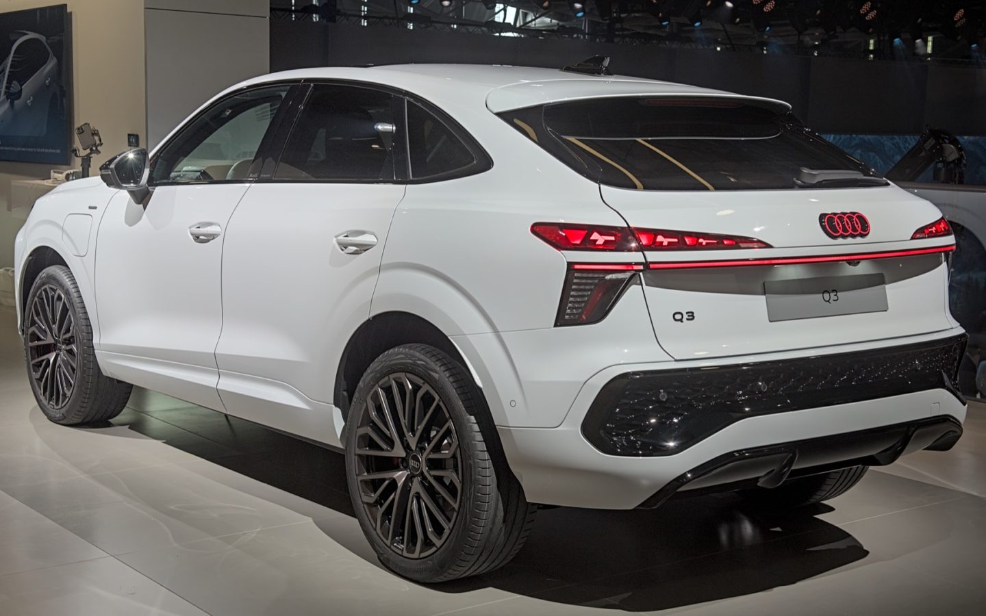 Audi Q3 FJ Sportback blanc vu de trois quarts arrière à l'IAA 2025 ; configuration européenne non contractuelle