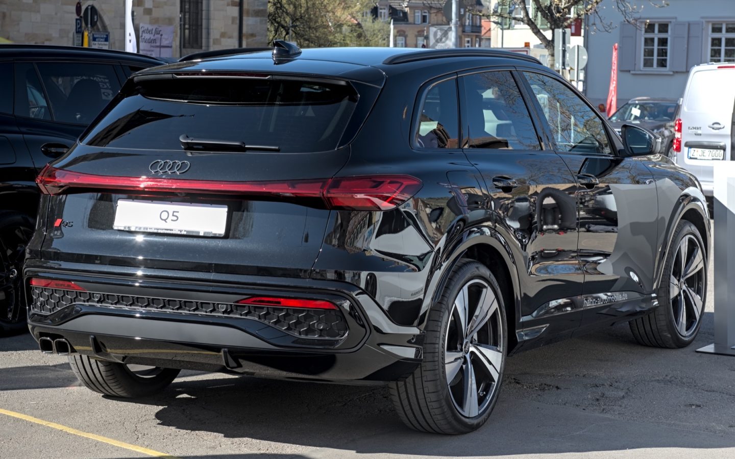 Audi Q5 GU noir vu de trois quarts arrière ; configuration européenne non contractuelle