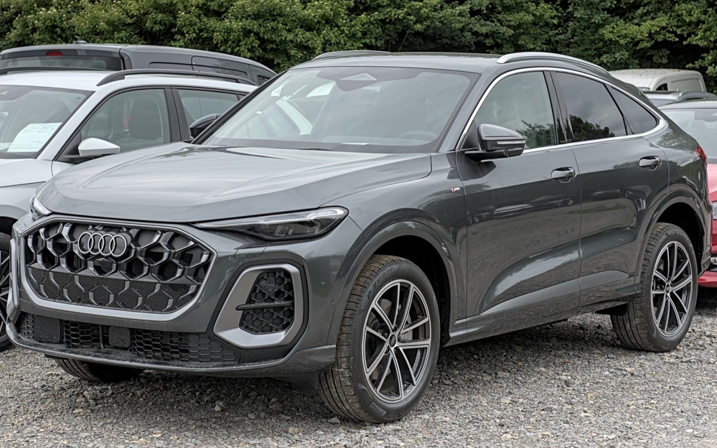 Audi Q5 Sportback GU gris vu de trois quarts avant ; configuration européenne non contractuelle