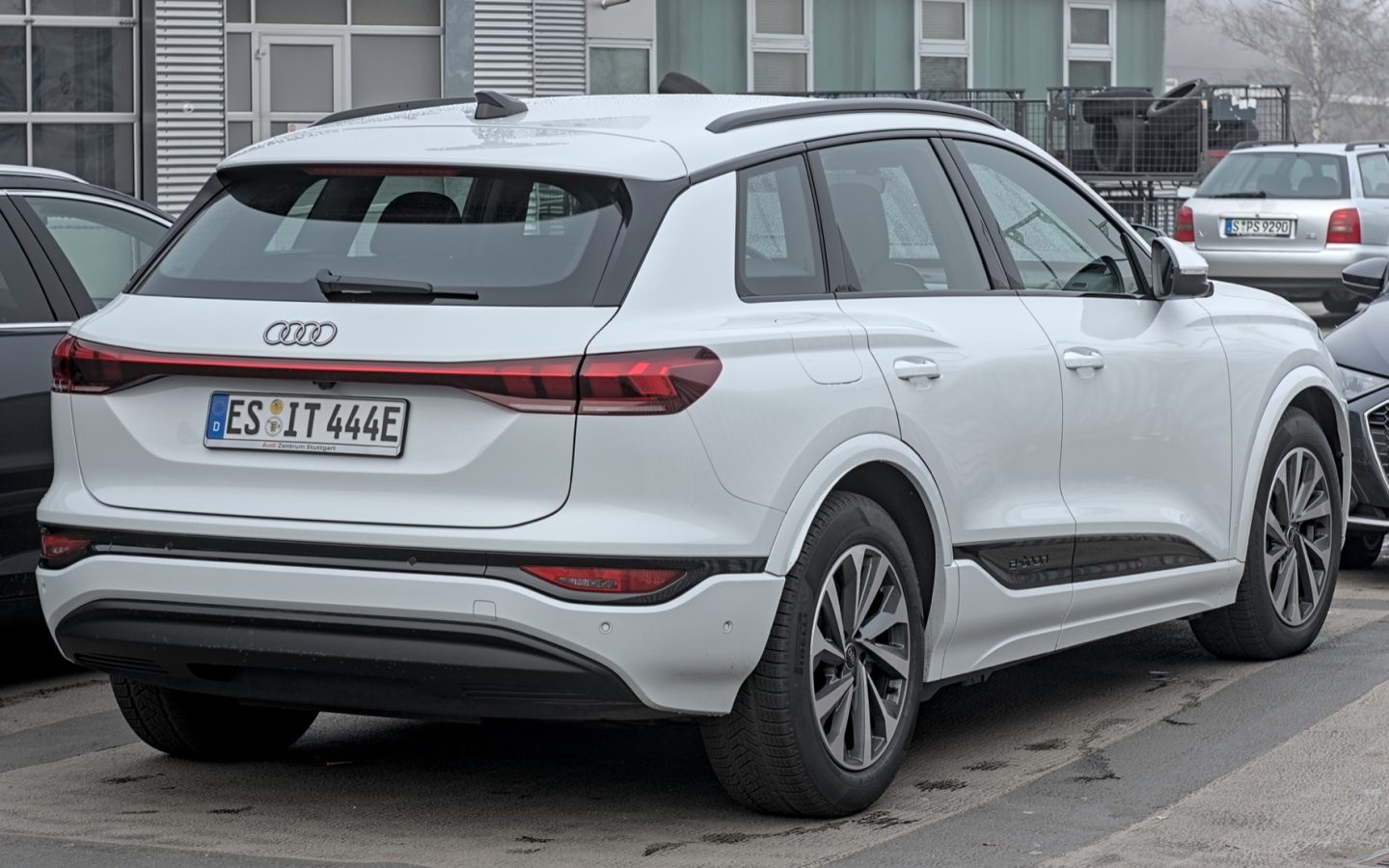 Audi Q6 e-tron blanc vu de trois quarts arrière ; configuration européenne non contractuelle
