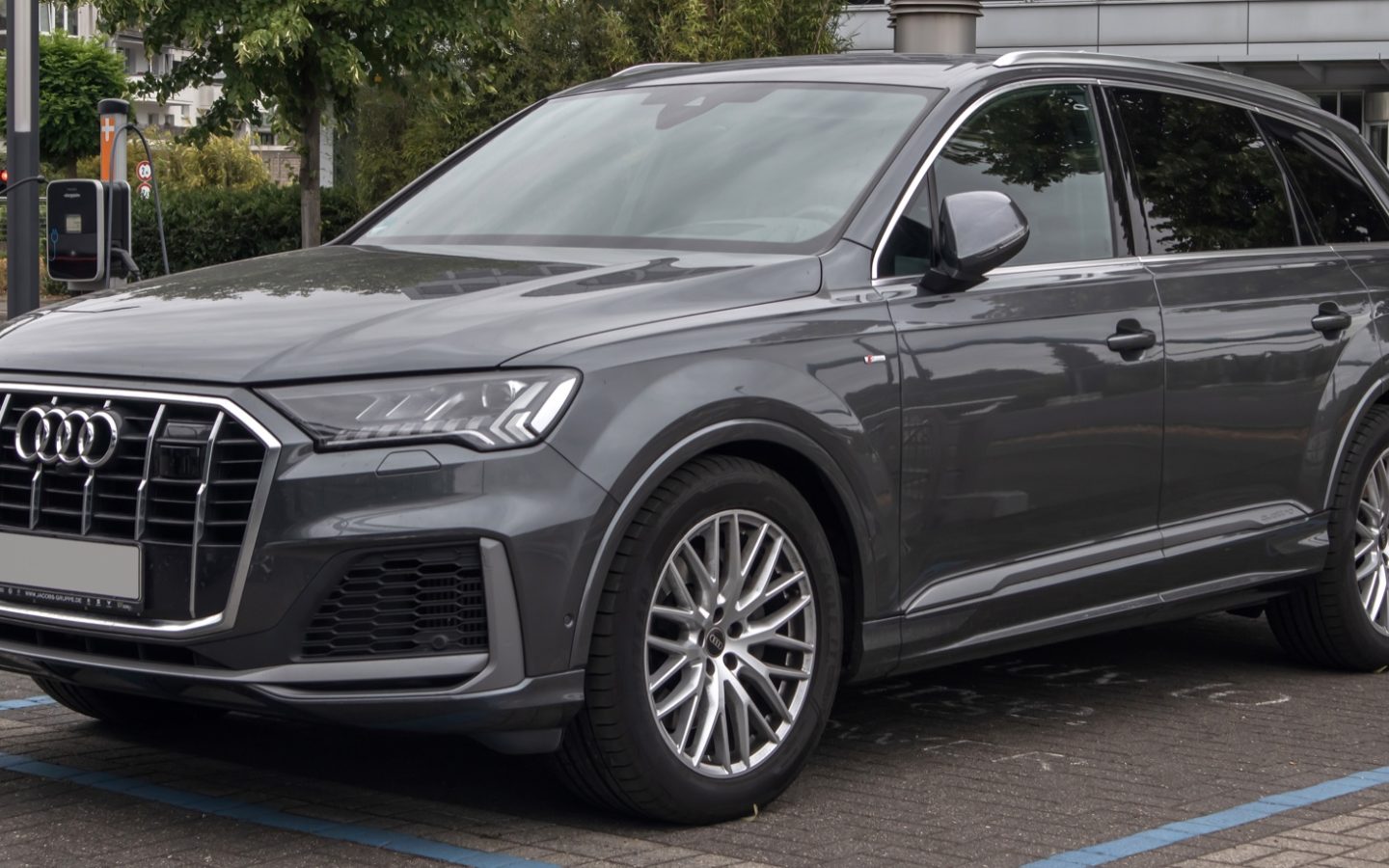 Audi Q7 4M restylé gris vu de trois quarts avant ; configuration européenne non contractuelle