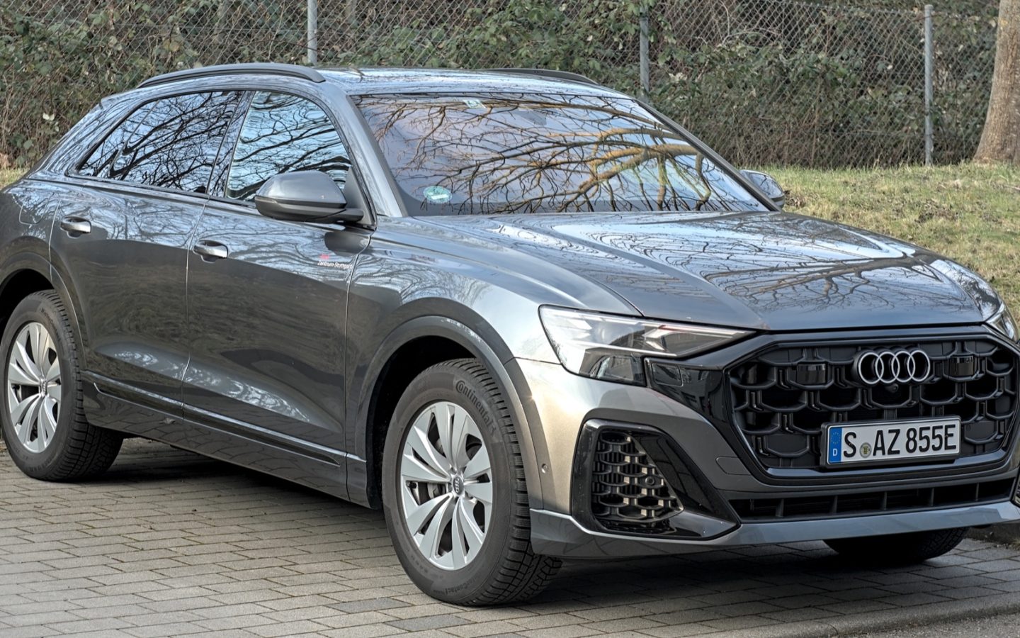 Audi Q8 restylé gris vu de trois quarts avant ; configuration européenne non contractuelle