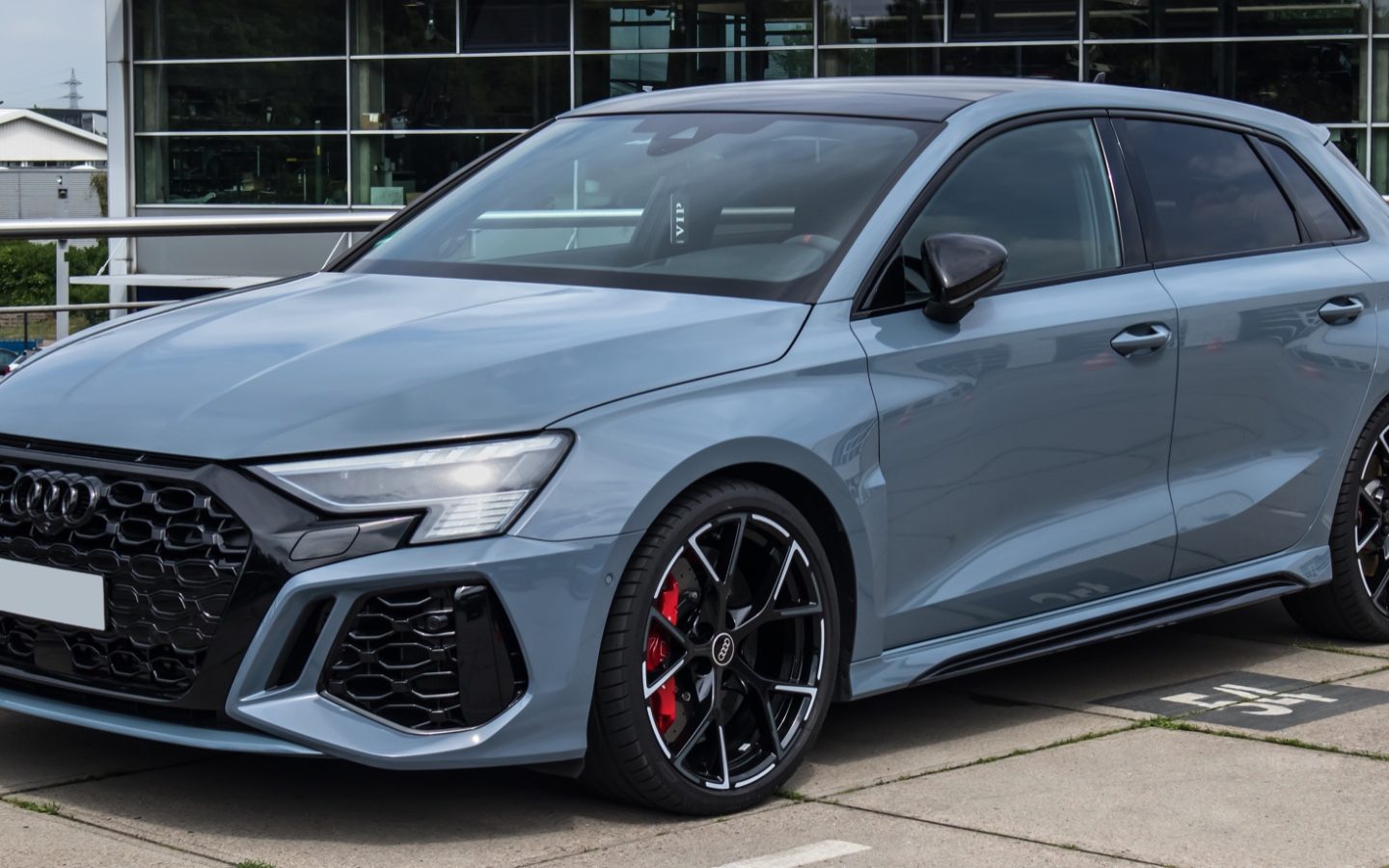 Audi RS 3 Sportback 8Y grise vue de trois quarts avant ; configuration européenne non contractuelle