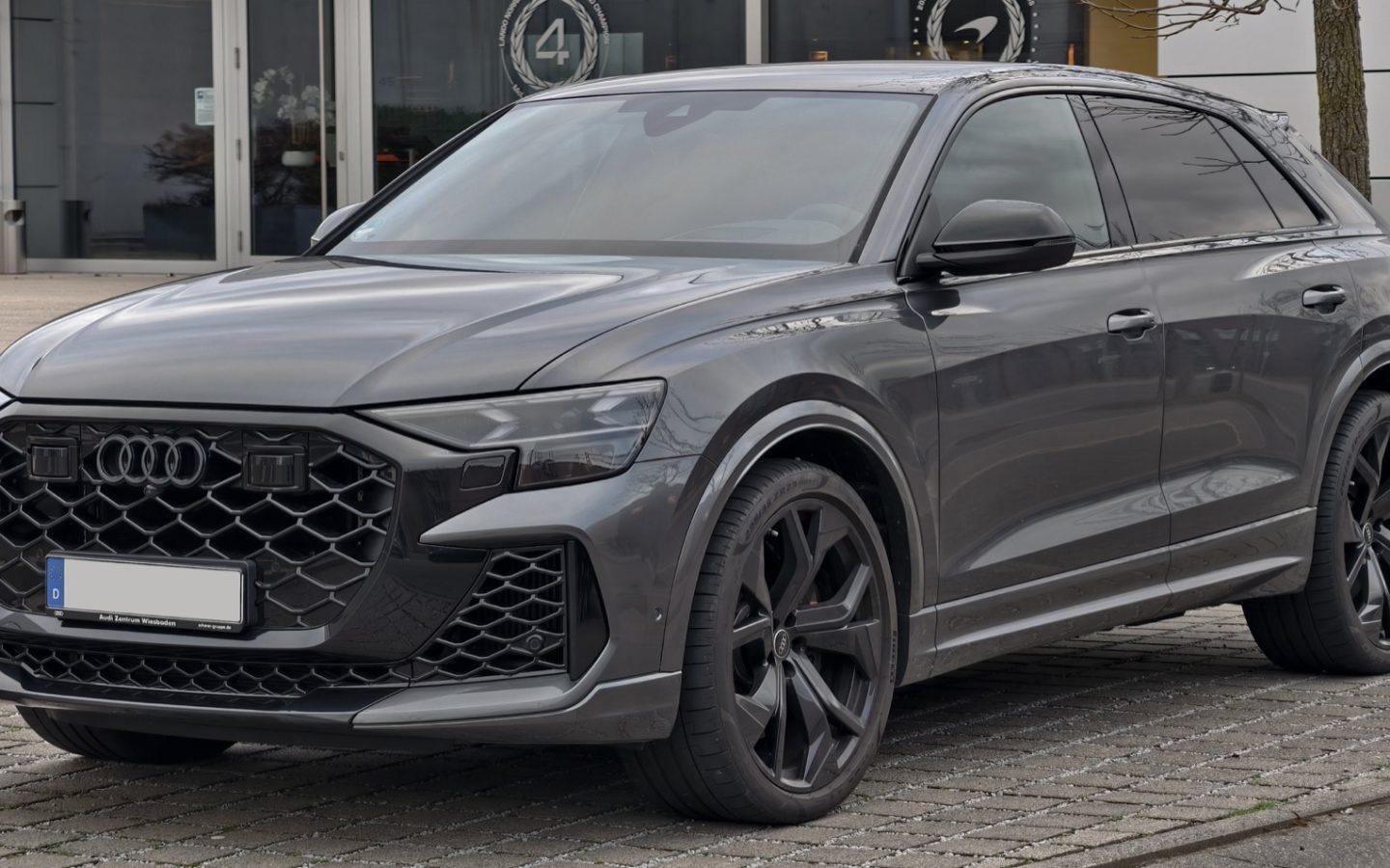 Audi RS Q8 4M restylé gris vu de trois quarts avant ; configuration européenne non contractuelle
