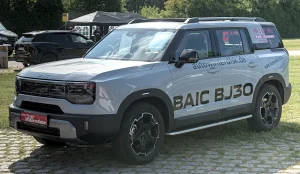 BAIC BJ30e gris vu de trois quarts avant ; configuration étrangère non contractuelle
