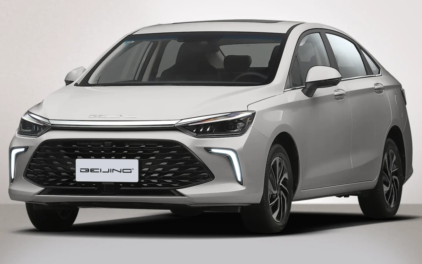 BAIC U5 Plus blanche vue de trois quarts avant ; configuration étrangère non contractuelle