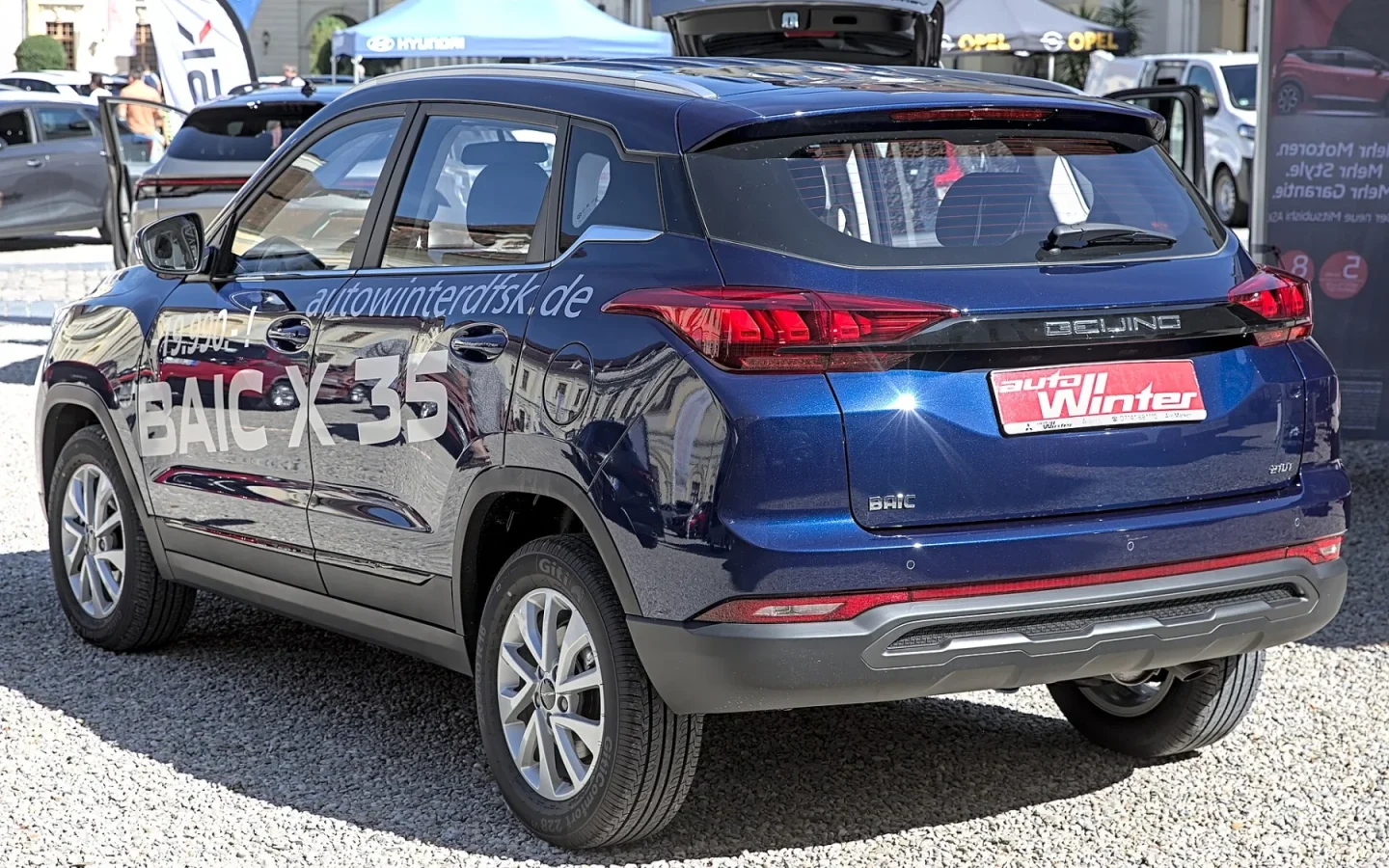 BAIC X35 bleu vu de trois quarts arrière ; configuration étrangère non contractuelle